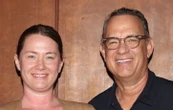E.A. Hanks considère Rita Wilson comme sa « mère et pas belle-mère »