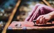 Le mystère de la petite valise rouge remplie de photos enfin résolu