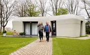 Des locataires emménagent dans une maison imprimée