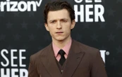 Au théâtre, le « Romeo » campé par Tom Holland allumé par la critique