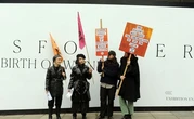 Du fumier déversé devant le siège du « Daily Mail » à Londres