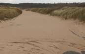 Totalement ensablée, cette route de Bretagne fermée après la tempête Darragh