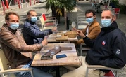 Les collègues de travail n'ont pas raté leurs retrouvailles en terrasse