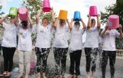 Pourquoi des stars françaises recommencent le Ice Bucket Challenge