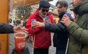 « Elle m’a tapé dans l’œil ! »… Malvoyants, ils profitent du marché de Noël