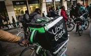 Appel à la grève des livreurs Uber Eats, inquiets pour leur rémunération