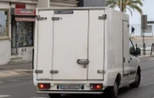 Après une erreur de GPS, un camion reste coincé 18 heures ans une ruelle