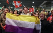 Vainqueur de l’Eurovision, Nemo reçoit en Suisse un accueil triomphal