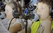 Une émission de radio itinérante animée par des enfants