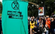 Action d’Extinction Rebellion sur une passerelle près de la Tour Eiffel