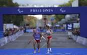 Une marathonienne privée de médaille après avoir aidé son guide aux abois