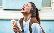 Face aux écouteurs, les casques audio n’ont pas dit leur dernier mot