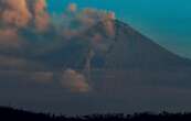 Le volcan Sangay crache un nuage de cendres en Equateur