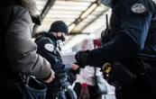 Les contrôles policiers ciblent les jeunes racisés, démontre une étude