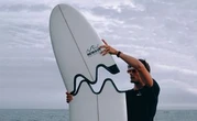 Cette étonnante planche de surf démontable tient dans un sac à dos