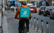 Deliveroo envisage de quitter l’Espagne, où les livreurs vont être salariés