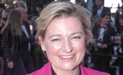 Anne-Elisabeth Lemoine se rabiboche avec les voisins de « C à vous »