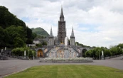 Le sanctuaire de Lourdes masque des mosaïques d’un prêtre suspecté d’agressions sexuelles