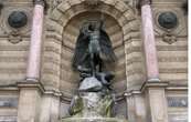 Une bâche publicitaire va couvrir la fontaine Saint-Michel