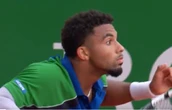 En célébrant sa victoire, Arthur Fils envoie une balle en plein sur un spectateur