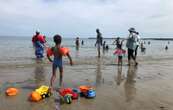 Oubliés des vacances, ils savourent une journée à la mer en Bretagne