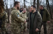 Zelensky au milieu de ses soldats, la Russie se prépare aux négociations