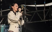 La chanteuse Yelle accuse Cauet d’un baiser forcé
