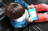 Que contient le rapport sur l'utilisation des écrans par les enfants ?