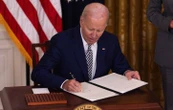 Tous les décrets de Joe Biden signés par un stylo automatique, vraiment ?