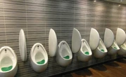 Elles inventent un urinoir pour femmes pour réduire l’attente aux toilettes