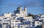 Sur l’île de Paros, un hôtel de 50 chambres et 50 piscines crée la polémique