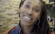 Le salon de coiffure de Djeynaba, lieu d'échange