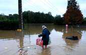 Pourquoi il est déconseillé de nager, marcher ou conduire en zone inondée