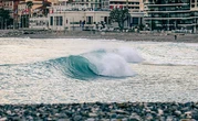 Un groupe de surfeurs veut implanter un récif artificiel à Menton