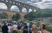 Une course déjantée avec 25.000 canards sous le Pont du Gard