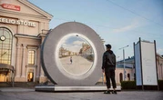 Un étrange portail vidéo installé devant la gare de Vilnius en Lituanie