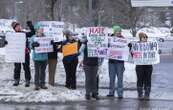 « Va skier en Russie », lancent des manifestants à JD Vance en séjour dans le Vermont