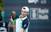 Ugo Humbert s’est fracturé un doigt en tombant sur une table de chevet
