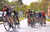 Elle traverse la route avec son déambulateur en pleine course cycliste