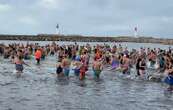 Plus de 1.000 courageux dans l’eau glacée pour le « premier bain de l’année »