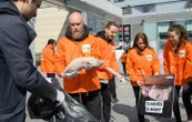 L214 amène des cadavres de porcelet devant un centre E. Leclerc