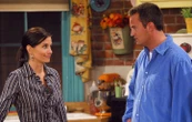 Courteney Cox affirme que le fantôme de Matthew Perry lui rend visite
