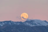 The Pink Full Moon In Libra Is Here — & It’s Your Wake Up Call