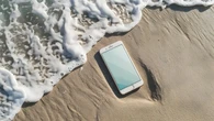 El invento definitivo para llevarte el móvil a la playa sin que sufra daños y que ahora tiene oferta