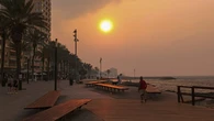 Torrevieja amanece con cielos rojos, calima y olor a quemado, supuestamente causado por el humo de los incendios en Tarragona