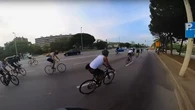 Investigan a un grupo de ciclistas 'kamikazes' por una carrera ilegal que cruzó Barcelona cometiendo todo tipo de infracciones