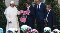 León XIV recibe la 'maglia rosa' del Giro y bendice a los ciclistas antes de la etapa