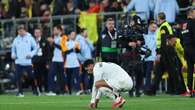 La viva imagen del agotamiento en el Real Madrid: los jugadores, arrodillados sobre el césped tras el partido ante el Villarreal