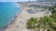 El pueblo de Málaga con playa en el que se venden casas de 80 metros cuadrados por menos de 215.000 euros