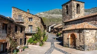 El pueblo de Guadalajara de apenas 100 habitantes con arquitectura negra y rutas de senderismo